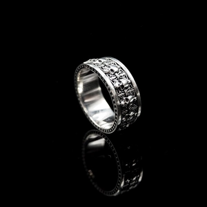 Detailed close-up of S925 silver vintage skull ring featuring gothic relief carvings