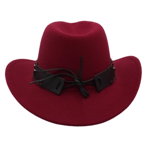 Burgunderroter Western-Cowboyhut mit Leder-Nietenband und geschwungener Krempe auf weiß