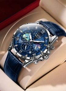 Dettaglio dell'orologio al quarzo con quadrante blu stellato e cinturino in pelle