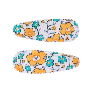 Gros plan détaillé de deux barrettes en tissu à motifs floraux et fleurs jaunes