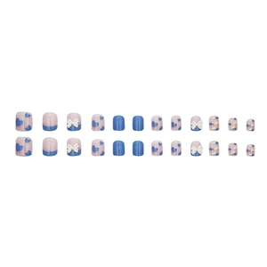 Kurze Kunstnägel zum Aufkleben mit blauen Herzen und weißen Schleifen in Pink und Blau