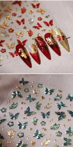 Détail d'autocollants 3D gaufrés pour ongles papillon rouge et or à texture métallique
