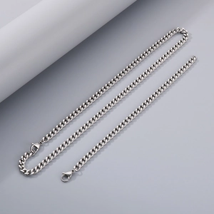 Vue détaillée du collier gourmette en acier inoxydable argenté avec fermoir mousqueton sûr