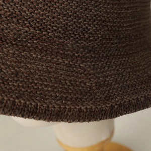 Chapeau de pêcheur en tricot marron foncé avec texture respirante et style minimaliste