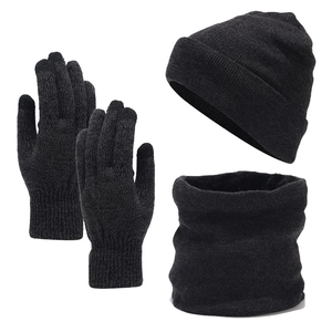 Set invernale grigio scuro con berretto in pile, scaldacollo e guanti touchscreen
