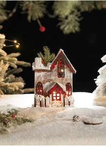 Détail de la maison de Noël en bois lumineuse avec toit à carreaux et lumière LED chaude