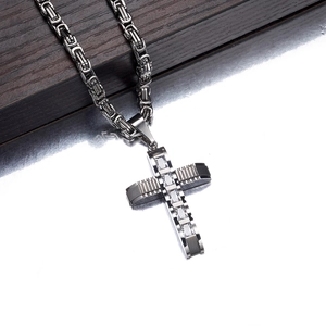 Detailaufnahme der Herren Kreuzkette aus Edelstahl mit funkelnder Zirkonia Einlage