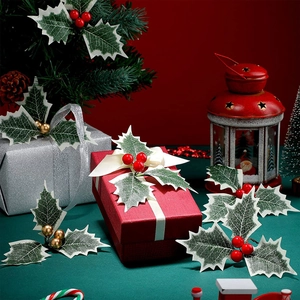 Bacche rosse di Natale artificiali e foglie di agrifoglio verdi per ghirlande natalizie DIY