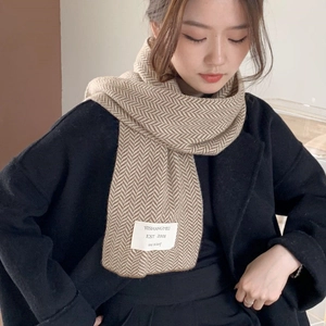 Écharpe tricotée beige minimaliste avec motif à chevrons pour la chaleur d'hiver