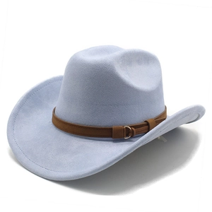 Détail d'un chapeau de cowboy en daim bleu clair avec ceinture brune et anneaux argentés