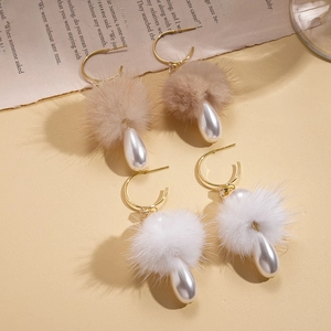 Elegant C-shaped earrings with fluffy fur balls and teardrop pearls in gold finish