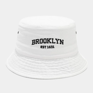 Dettaglio del cappello alla pescatora in cotone bianco con ricamo BROOKLYN e fori laterali