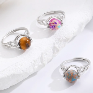 Detaillierte Nahaufnahme von Vintage-Ringen mit Tigerauge und ausgehöhltem Metallmuster
