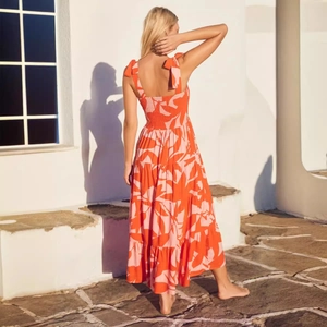 Elegant sleeveless backless maxi dress with orange leaf print and layered cake skirt