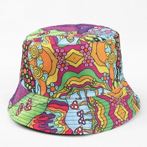 Détail de l'imprimé psychédélique floral et champignons sur un chapeau bob réversible