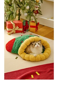 Gemütliches Weihnachts-Katzenbett in Sockenform mit gelbem Rand und Bommeln