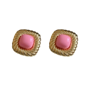 Orecchini vintage quadrati in metallo dorato intrecciato con pietra preziosa rosa