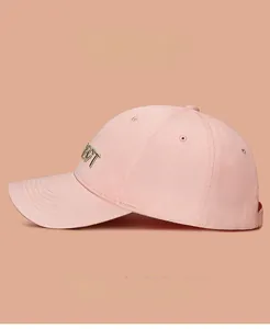Détail de la casquette rose en coton avec broderie 3D 'BEST' dorée sur le côté