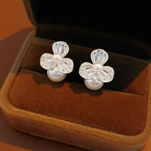 Makroaufnahme von S925 Silber Blumenohrringen mit Zirkon und Perlen in einer Box