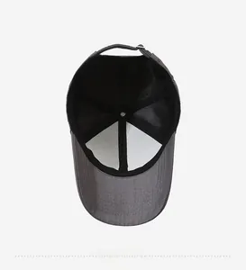 Innendetail einer Herren-Baseballkappe mit schwarzen Verstärkungsnähten und Metallschnalle