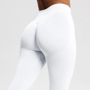 Detailansicht der weißen, nahtlosen High-Waist-Yogahose mit Peach-Lift und Rippenmuster