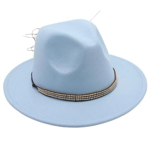Détail du chapeau fedora en laine bleu clair avec triple rangée de perles métalliques décor