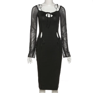 Détail des manches en résille et de la taille évidée à lacets sur une robe moulante noire