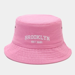 Dettaglio cappello a secchiello rosa in cotone con ricamo bianco Brooklyn e occhielli