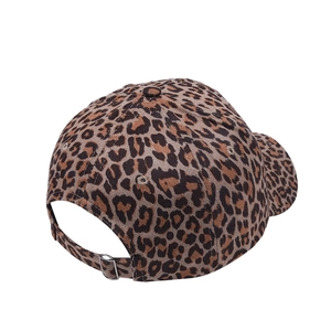 Casquette de baseball imprimé léopard avec boucle de réglage en métal sur fond blanc épuré