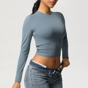 Gros plan sur un haut de sport court bleu-gris ajusté en tissu athlétique extensible