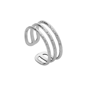 Gros plan d'une bague multicouche en argent avec texture martelée faite à la main