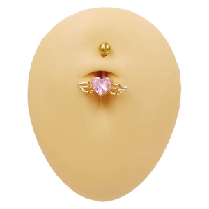 Piercing de nombril doré avec zircon cœur rose et ailes porté sur un modèle