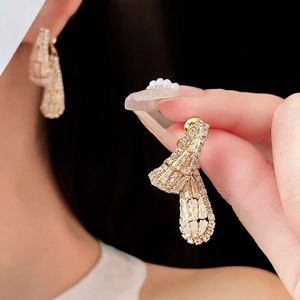 Boucles d'oreilles à pampilles étincelantes en zircone cubique et base dorée