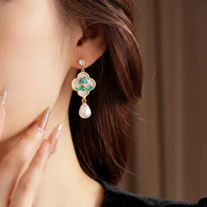 Boucles d'oreilles dorées avec trèfle en nacre, motif montagne et perle en forme de goutte
