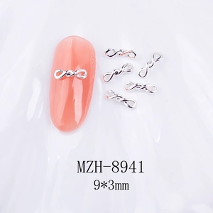 Nahaufnahme silberner Unendlichkeitsknoten für Nailart Größe 9x3mm auf Fingernagel