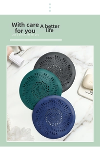 Dettaglio macro di filtri per lavandino in silicone verde e blu su marmo