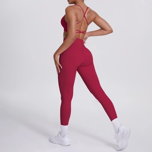 Ensemble de yoga rouge foncé avec brassière à fines brides et legging taille haute