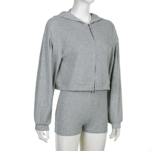 Detaillierte Textur von grauem Strick-Hoodie und passenden Shorts im Rippmuster