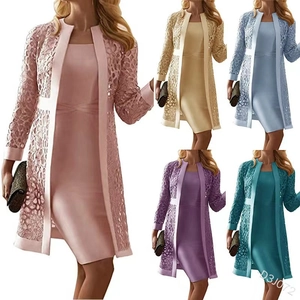 Détails du cardigan en dentelle et robe en satin disponibles en cinq couleurs élégantes