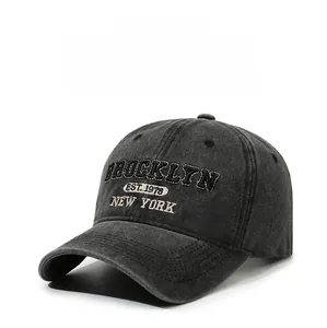 Détail du tissu en coton délavé vintage et de la broderie Brooklyn sur la casquette