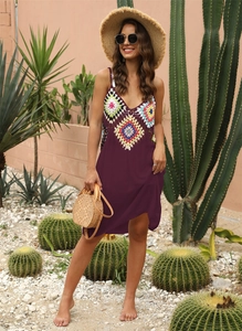 Détails du patchwork au crochet sur une robe de plage violet foncé aux motifs ethniques