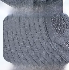 Détail d'un chapeau gris montrant le tissu ripstop, les aérations et les coutures renforcées