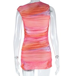 Détail du tissu froncé tie-dye sur une robe courte sans manches ajustée orange et rose
