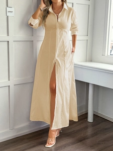 Abito a camicia beige a maniche lunghe con spacco frontale in scatto professionale intero