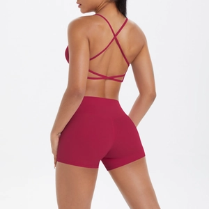 Détail de l'ensemble de yoga bordeaux avec brassière dos croisé et short de sport taille haute