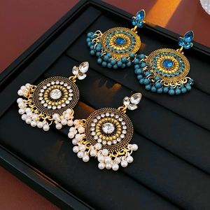 Dettaglio di orecchini Jhumka vintage placcati in oro con perle e perline blu