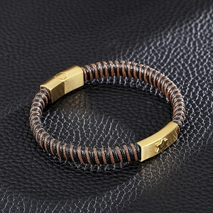 Détail du bracelet tressé pour homme avec étoile dorée et fermoir magnétique