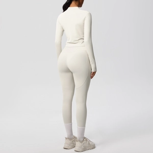 Détail des coutures arrière et de la taille haute de l'ensemble de yoga crème pour femme