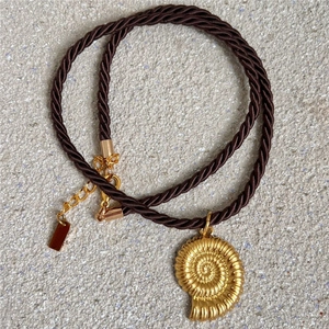 Collana in corda marrone con ciondolo a conchiglia nautilus placcato in oro 18 carati