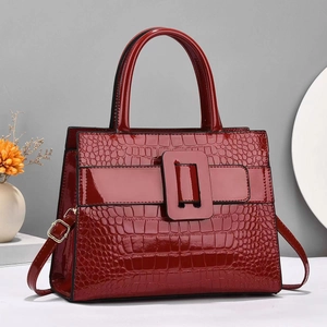 Sac à main rouge en cuir verni avec motif pierre et boucle décorative élégante